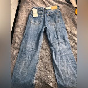 These are cute H&M jeans I feel would look great on someone who wears a size 4.